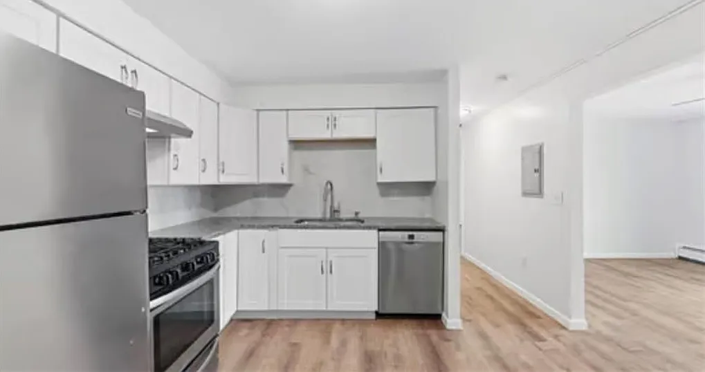 2 bed, 1.0 bath, 712 sqft, $1,950 — Photo 1