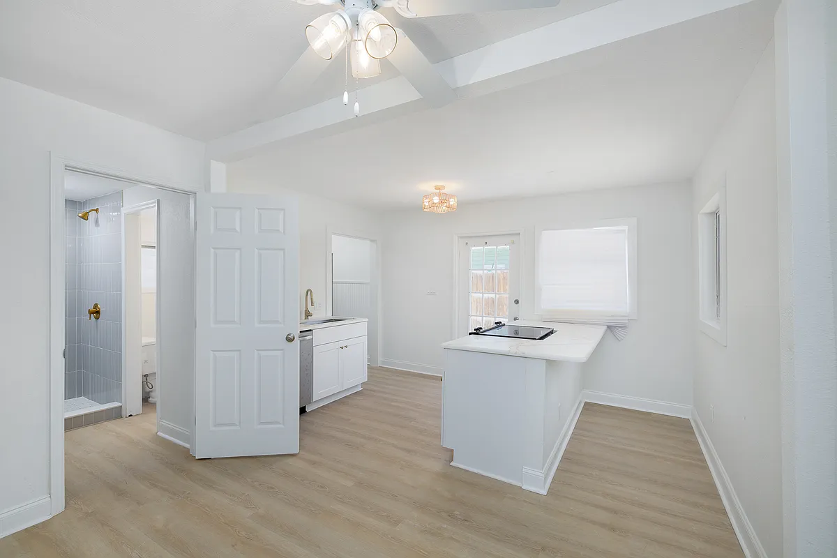 Building Photo - 618 7th Ave N #1