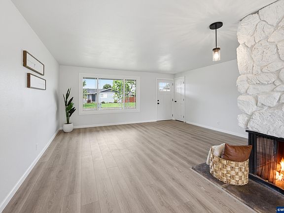 5th image of 4658 Squire Ct NE