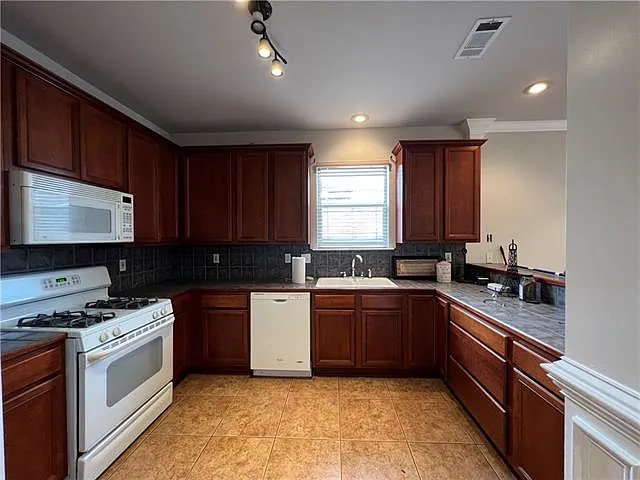 405 N Woodlawn Ave — Photo 8