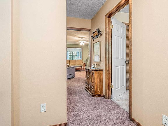 5th image of 410 Deerfoot Ln