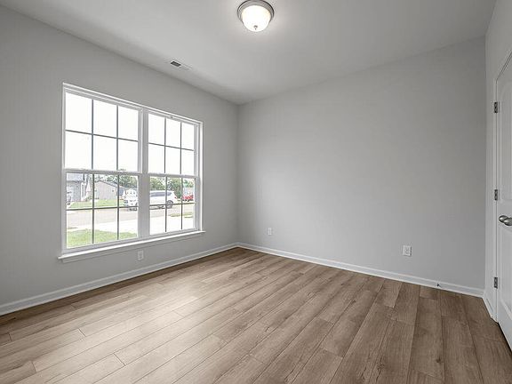 4th image of 107 Crescent Way