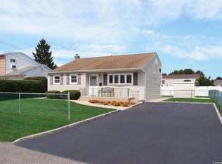 819 N Delaware Ave, Lindenhurst, NY 11757