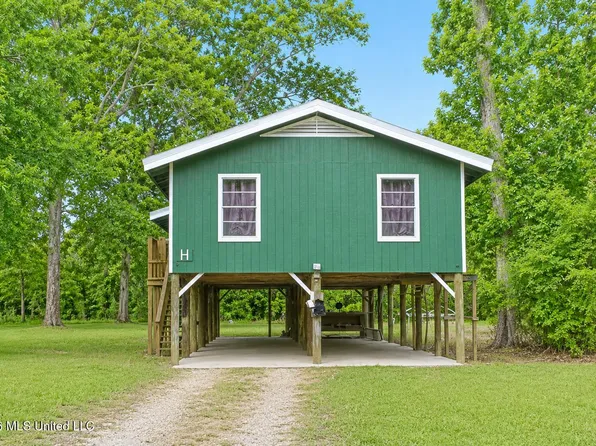 109 Hickory Ln, Lucedale, MS 39452