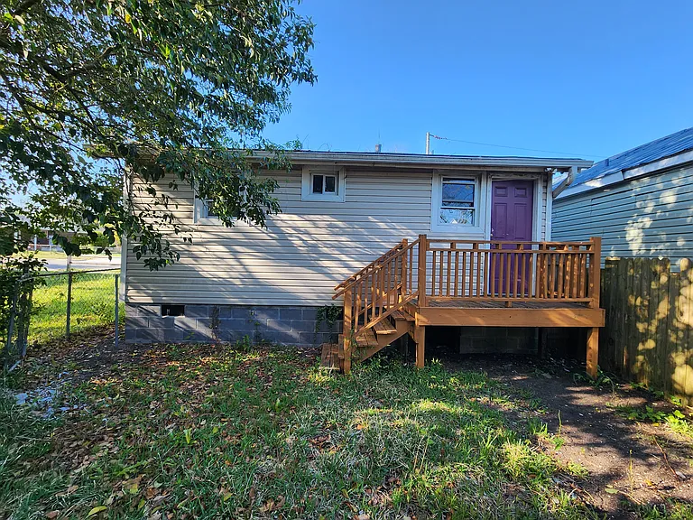826 Hanover St — Photo 7