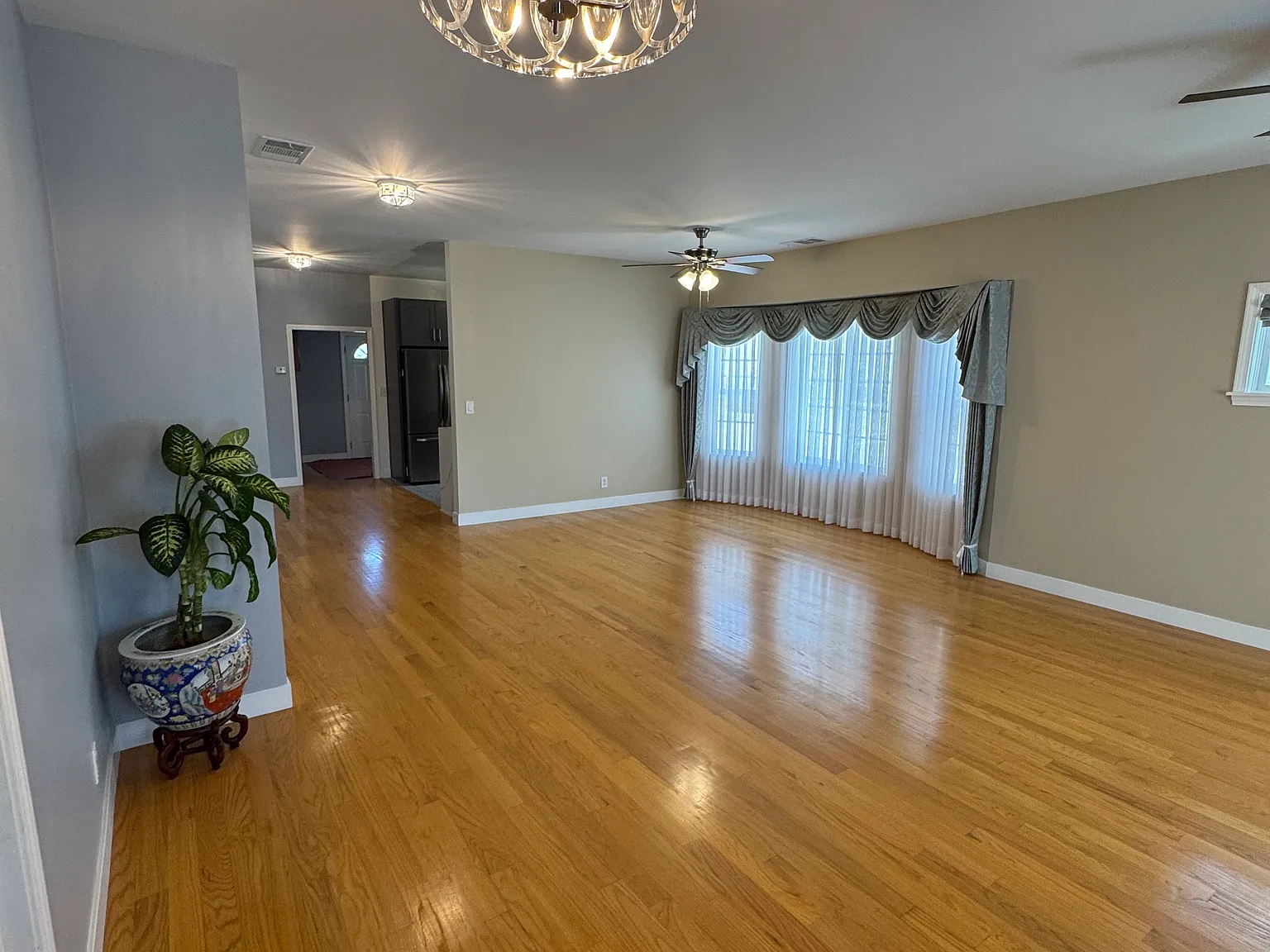 3 bed, 1215 sqft, $3,900 — Photo 4