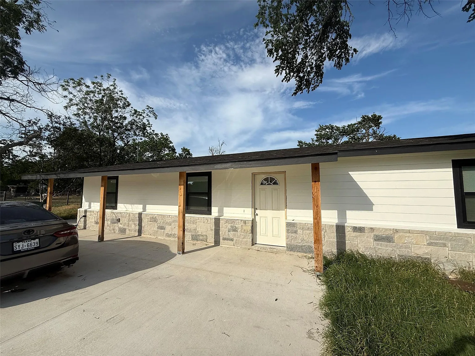 3 bed, 2.0 bath, 1223 sqft, $1,900 — Photo 2