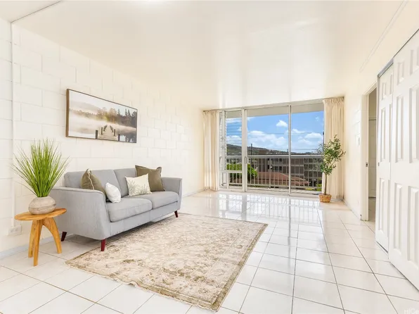 1320 Alexander St APT 305, Honolulu, HI 96826