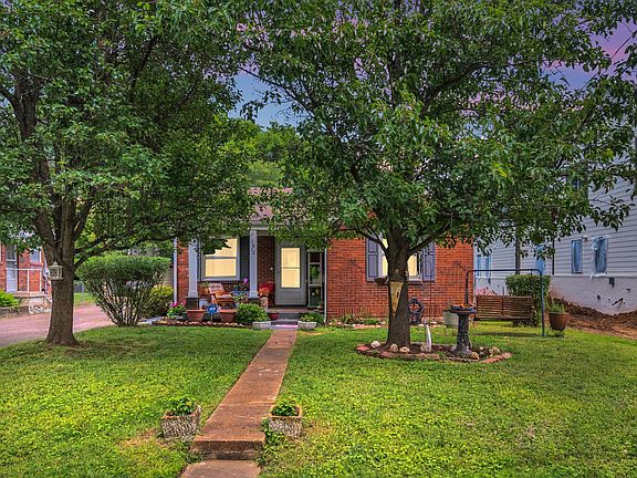 2nd image of 1812 Stewart Pl
