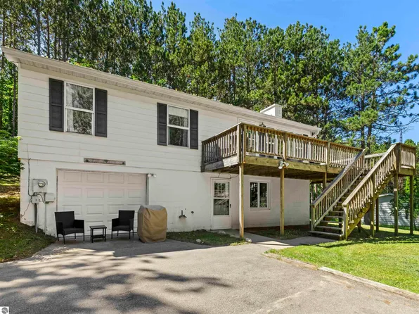 1122 Pilgrim Hwy, Frankfort, MI 49635