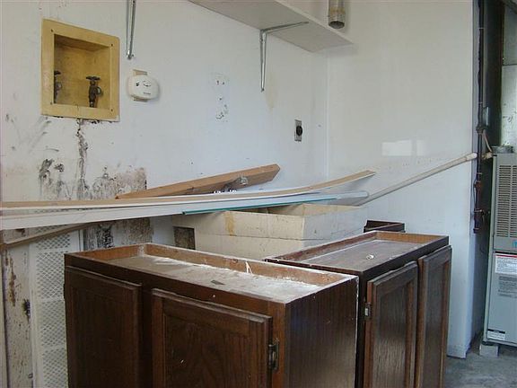 5th image of 420 Buckner St