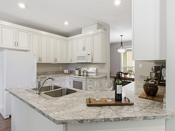 3rd image of 3831 Creekside Dr