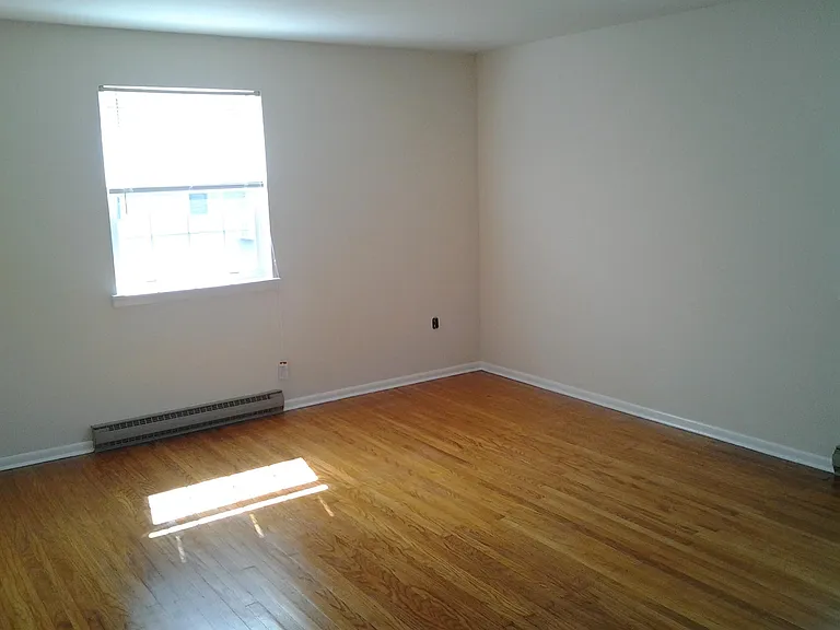 382 W Chestnut St — Photo 6