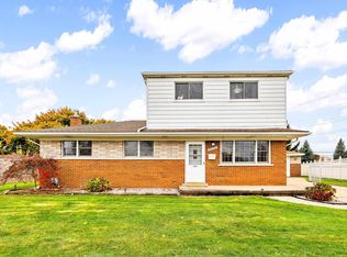 29253 Newport Dr, Warren, MI 48088