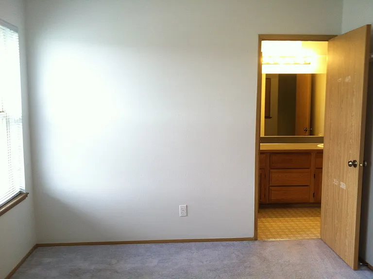 Big Rock Apartments (480 S Oak Harbor St.) — Photo 22