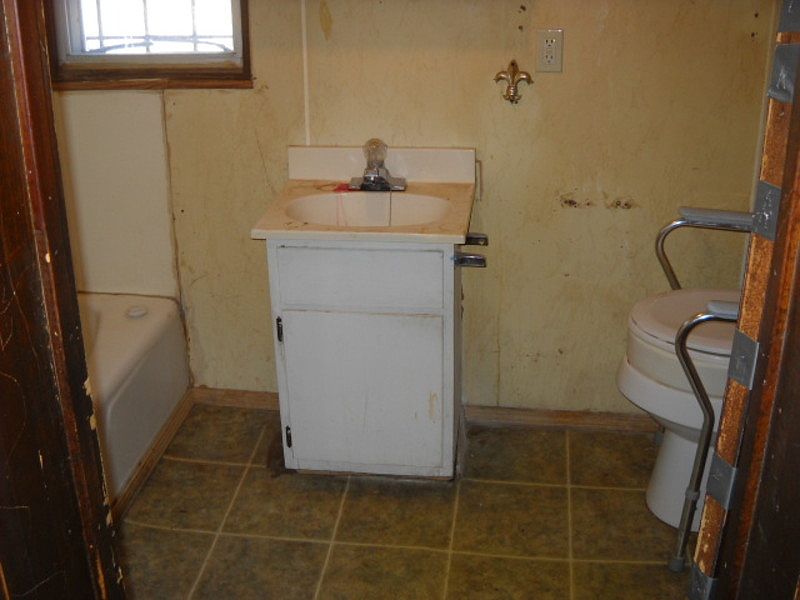 2nd image of 819 Moore St