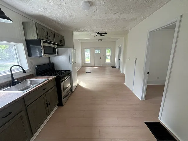 219 E Bridge St — Photo 15