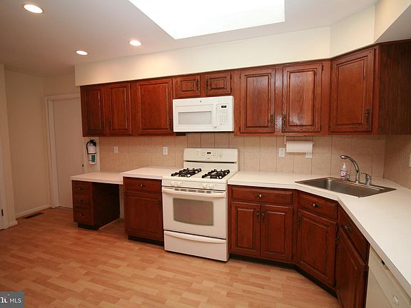 4th image of 10 N Woodleigh Dr