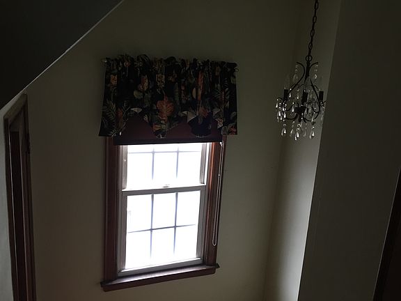 5th image of 131 E 191st St