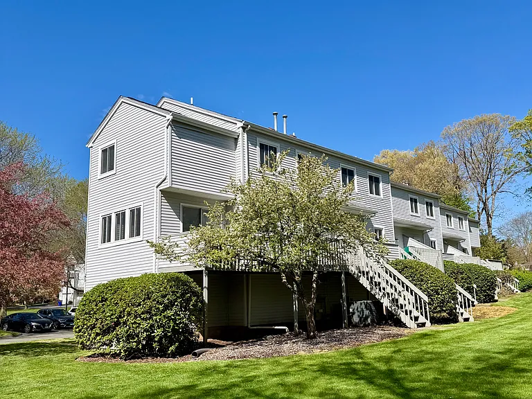 69 Northwest Dr #60 — Photo 2