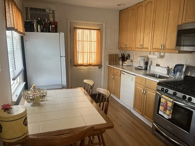 2 bed, 700 sqft, $1,375 — Photo 3