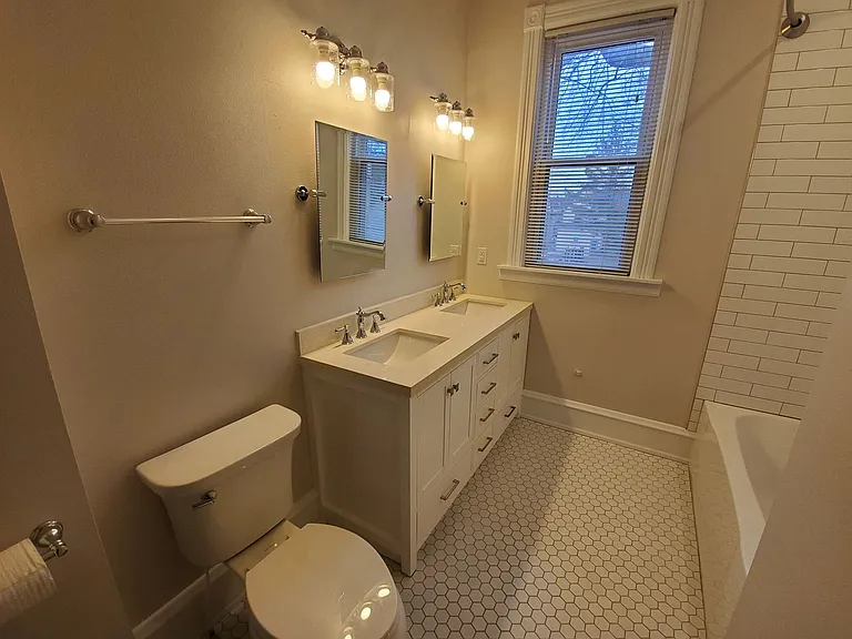 2054 N Cambridge Ave — Photo 32