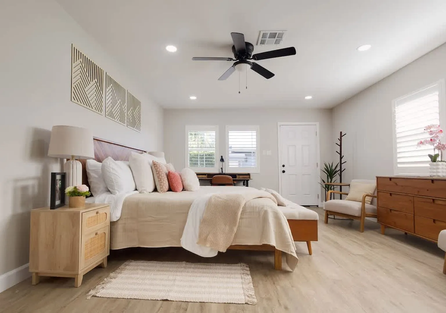 Elegant House w/ EV Charger, Near Santa Anita — Photo 4