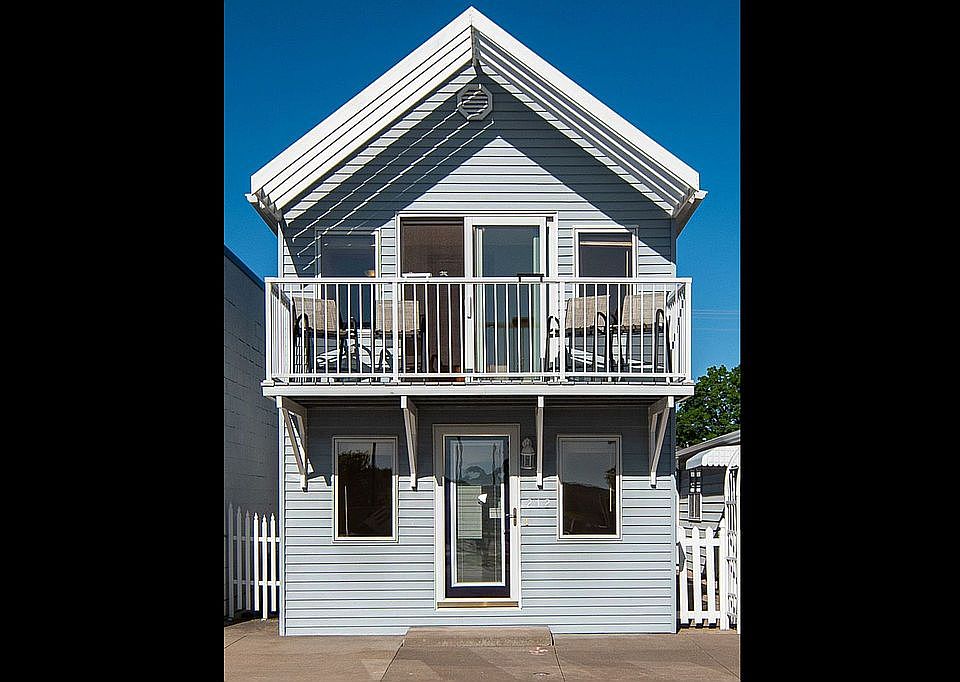 1st image of 212 N Riverview St