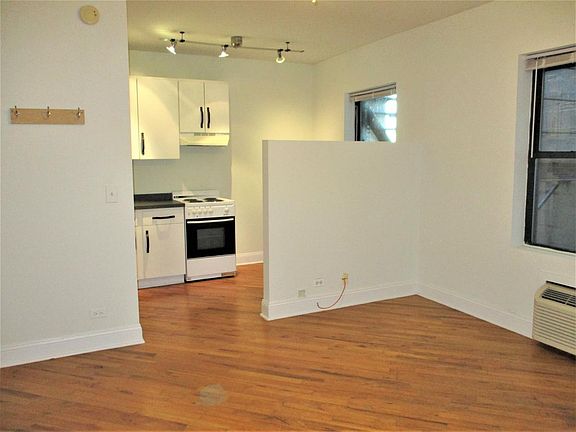 2nd image of 830 W Montrose Ave #406
