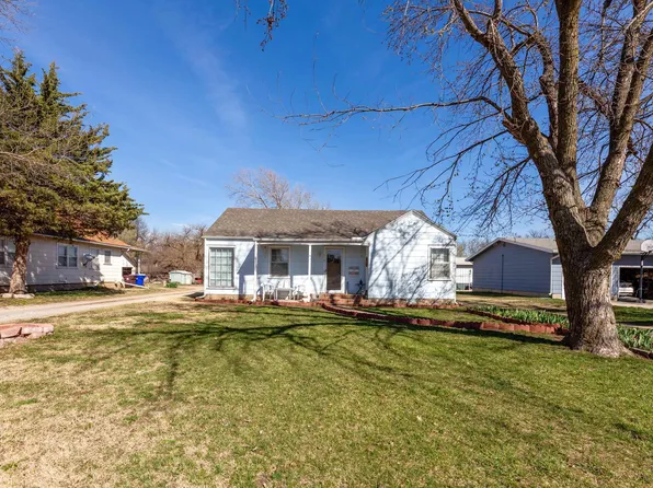 614 S Christian Ave, Moundridge, KS 67107