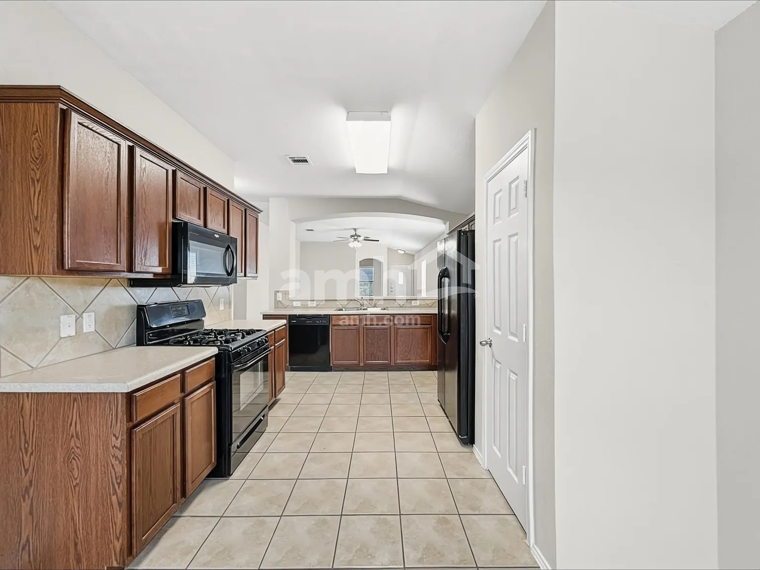 3 bed, 2.0 bath, 1560 sqft, $1,925 — Photo 3