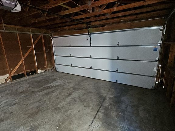 3rd image of 833 James St