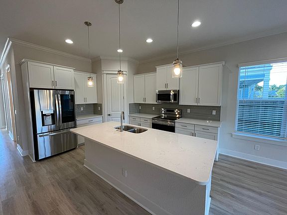 4th image of 903 8th Ave N