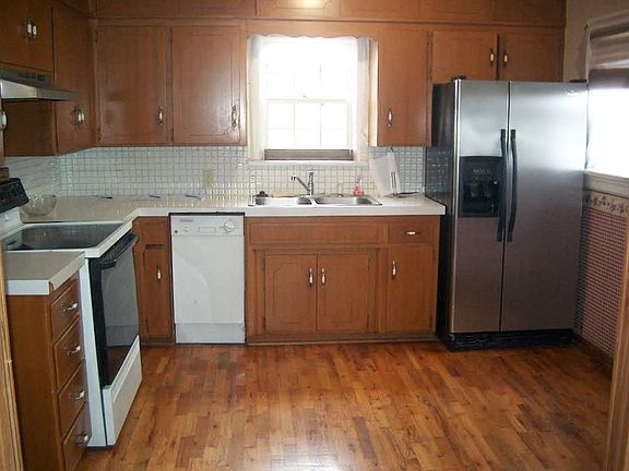 Kitche w/ Appliances and Hardwood Floors