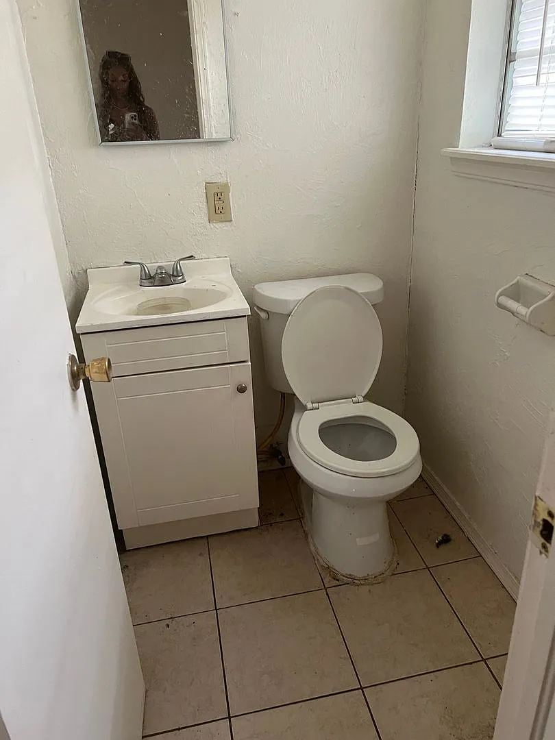 4 Bedrooom 2 Bath home ready for new resident! — Photo 3