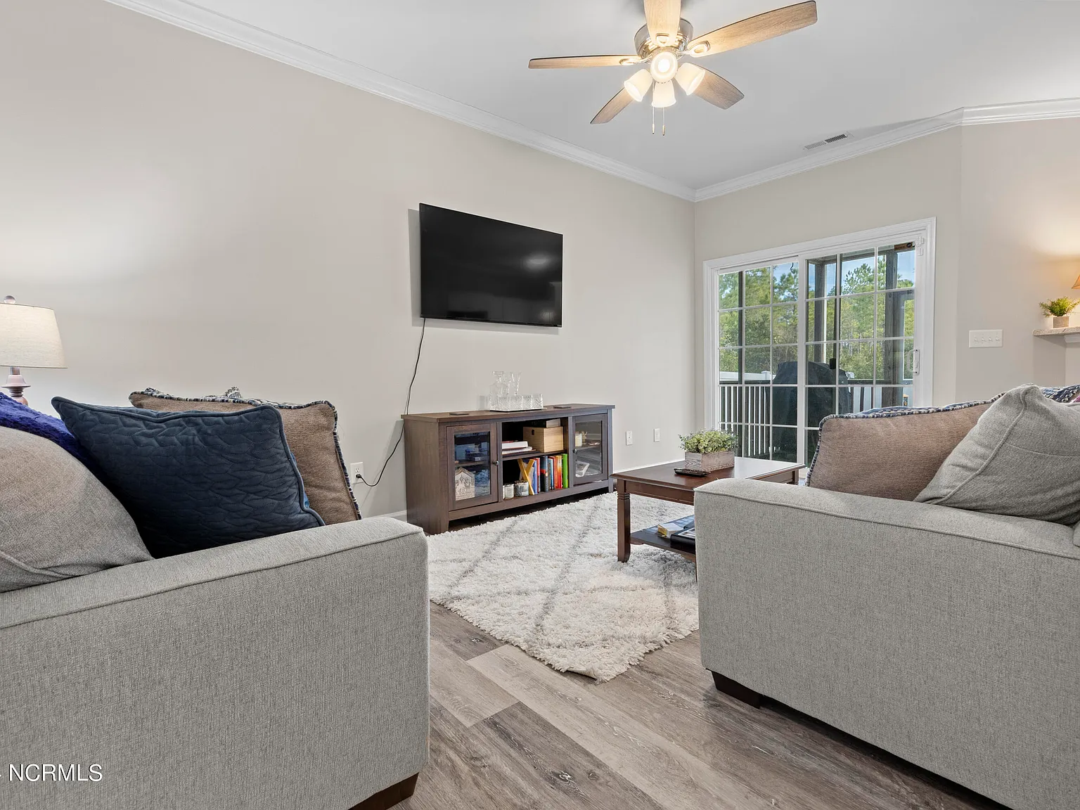 3 bed, 2.5 bath, 1637 sqft, $1,600 — Photo 2