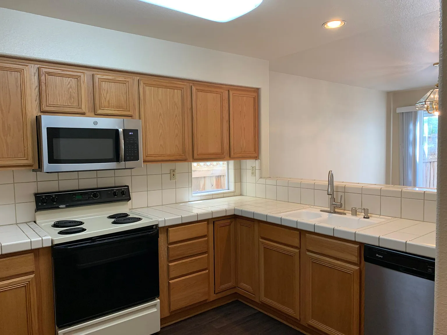 3 bed, 2.5 bath, 1471 sqft, $4,200 — Photo 2