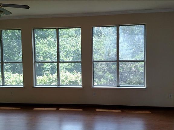 5th image of 618 Crested Cove Dr