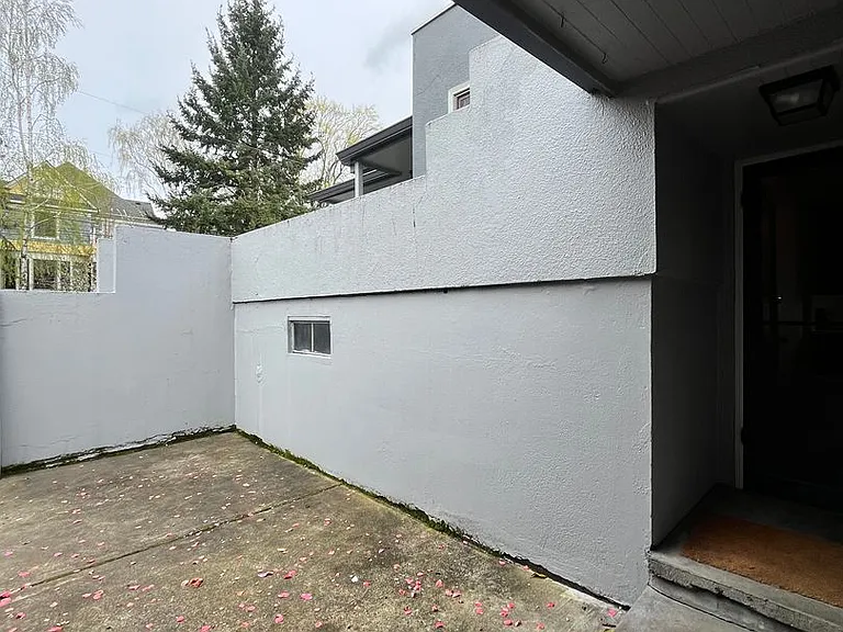 1930 SE Ash St — Photo 17
