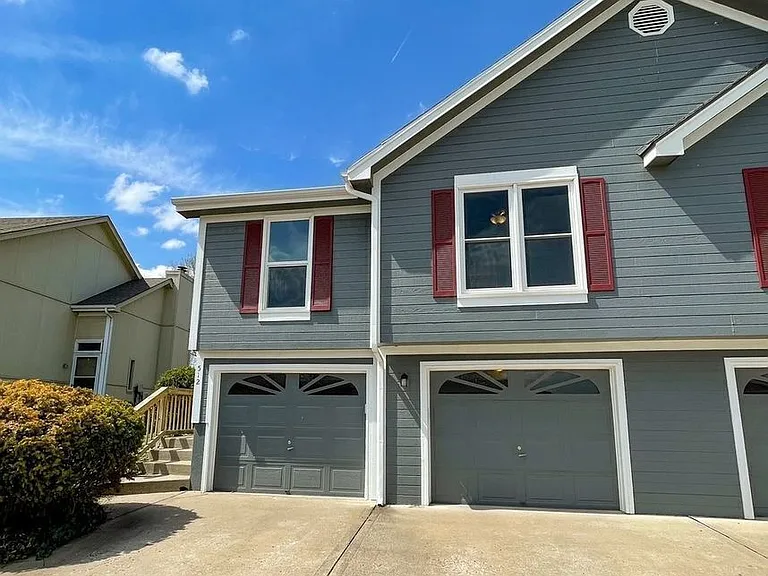 512 Bayside Ct — Photo 1