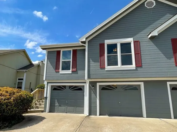 512 Bayside Ct, Smithville, MO 64089