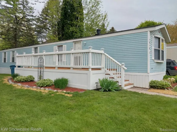 1819 Aldrin Ct, Milford, MI 48381