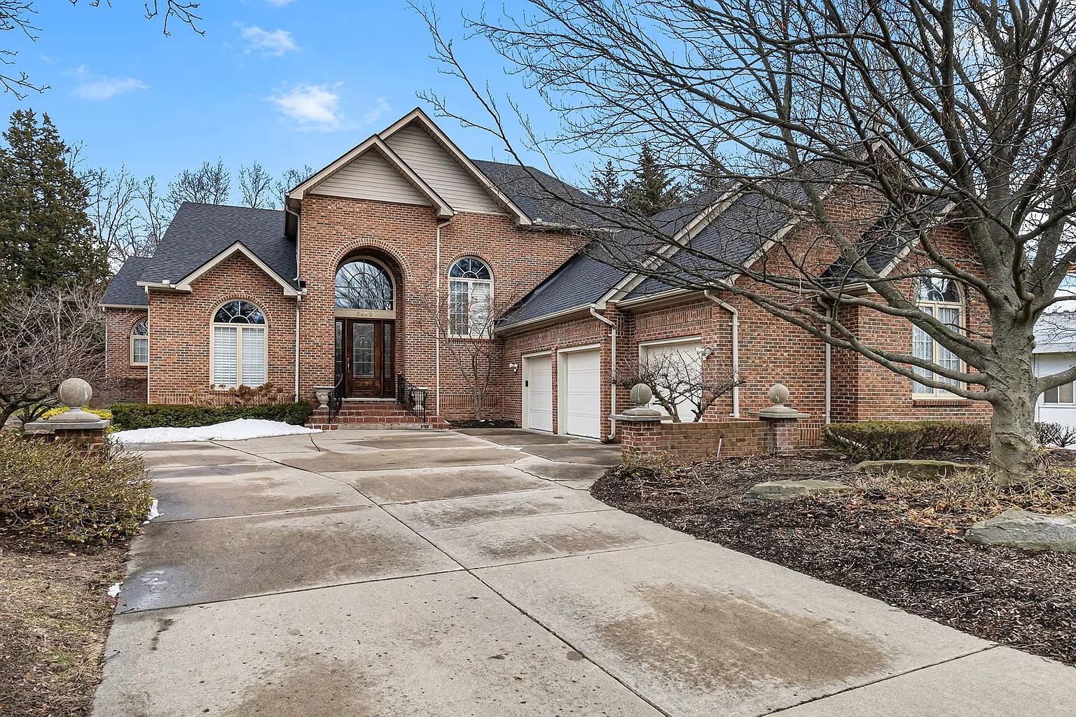 3492 Sutton Pl photo 1