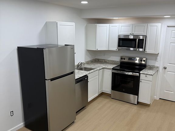 3rd image of 998 Wayne Dr #Basement