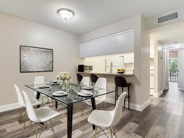 3109 W Horatio St #28 — Photo 2