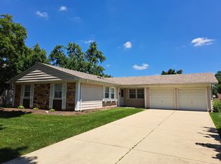 101 Emerson Dr, Schaumburg, IL 60194