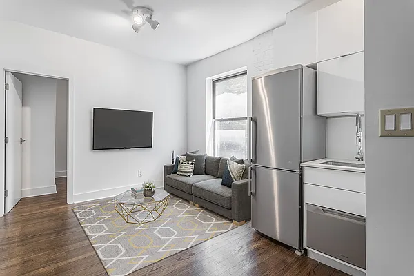 Rented by Safdie Realty Group | media 3