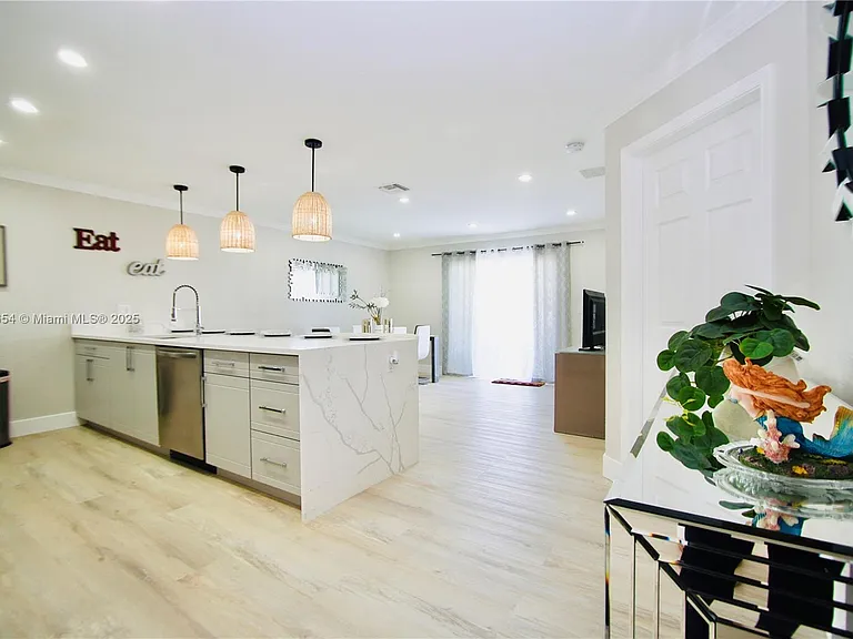 244 NW 6th Ave — Photo 6