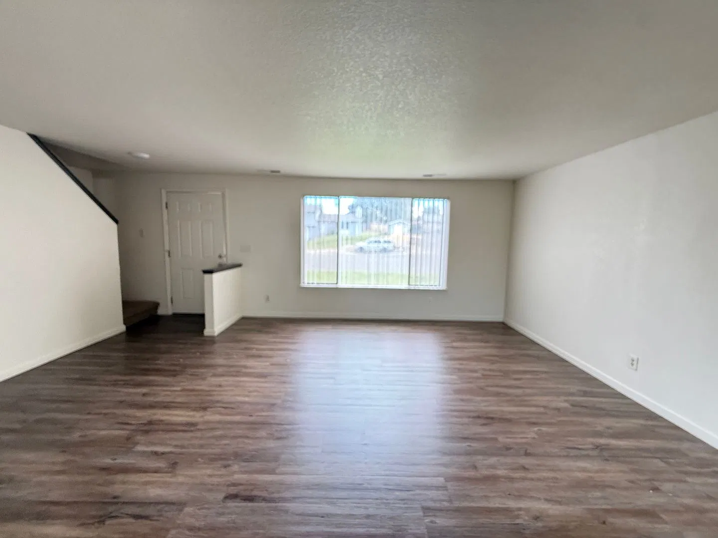 3 bedroom 1.5 Bath with large low maintenance backyard — Photo 1
