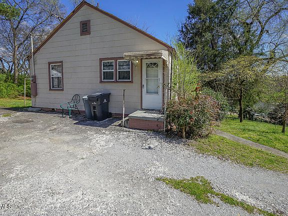 5th image of 2025 Saxton Ave